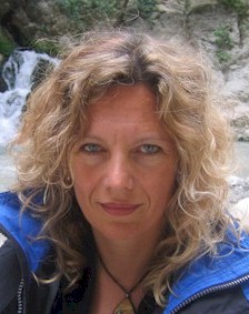 Sonja am Fluss.jpg (23158 Byte)